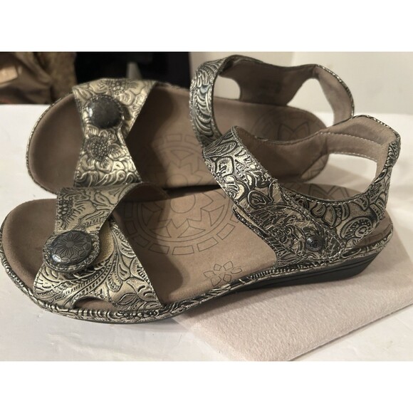Taos Escape 2 Sandals W 10 Metallic Pewter Floral Embossed Leather Hook And Loop - Picture 1 of 7